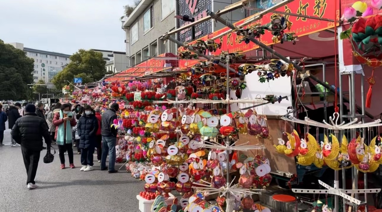 南京夫子庙迎客流高峰，“供需两旺”让新春消费“火”起来