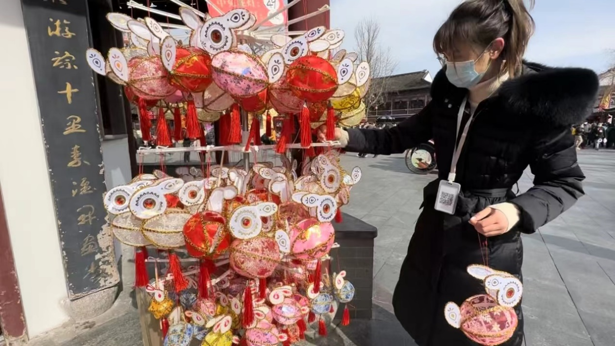 南京夫子庙迎客流高峰，“供需两旺”让新春消费“火”起来