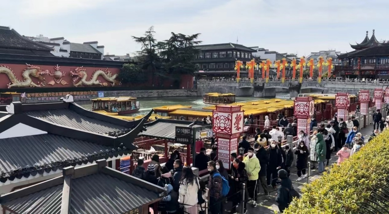 南京夫子庙迎客流高峰，“供需两旺”让新春消费“火”起来