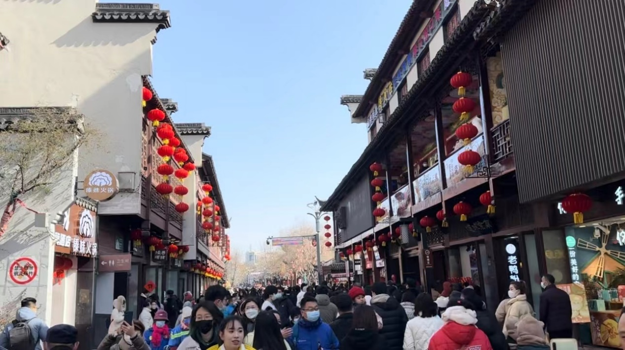 南京夫子庙迎客流高峰，“供需两旺”让新春消费“火”起来