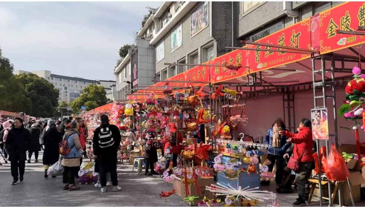 南京夫子庙迎客流高峰，“供需两旺”让新春消费“火”起来